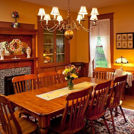 The Historic Morris Harvey House Bed & Breakfast ฟาแยตวิลล์ ภายนอก รูปภาพ
